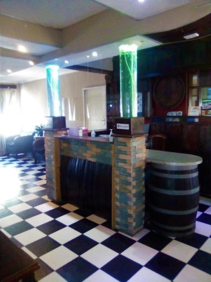 Bread And Barrel Guesthouse Bellville Kaapstad Buitenkant foto