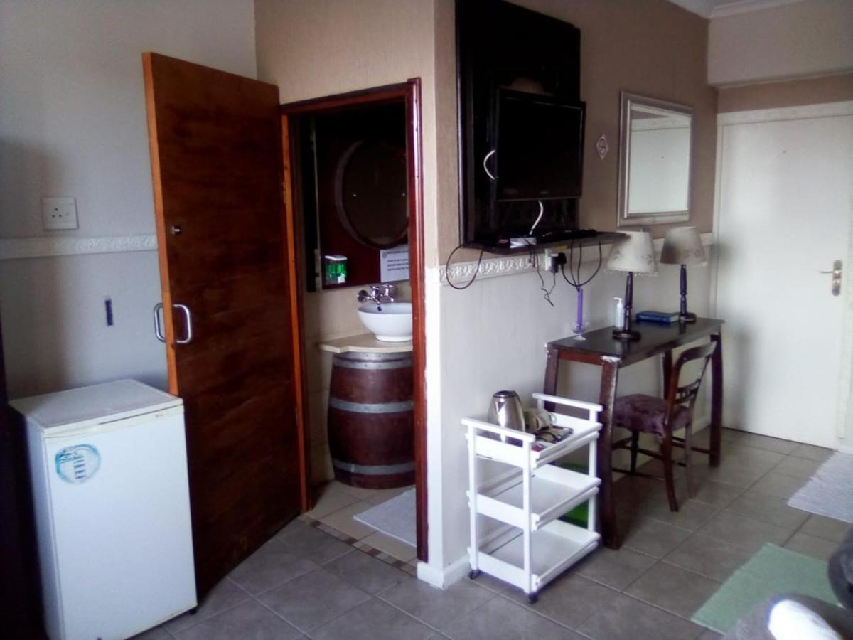 Bread And Barrel Guesthouse Bellville Kaapstad Buitenkant foto